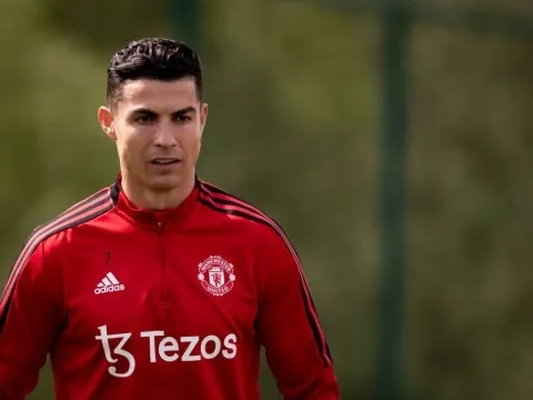 Carragher: "Ngay cả phòng thay đồ M.U cũng không muốn có Ronaldo"