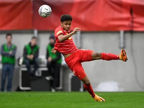 Thấy gì từ việc M.U đánh mất chân sút 32 triệu vào tay Dortmund?