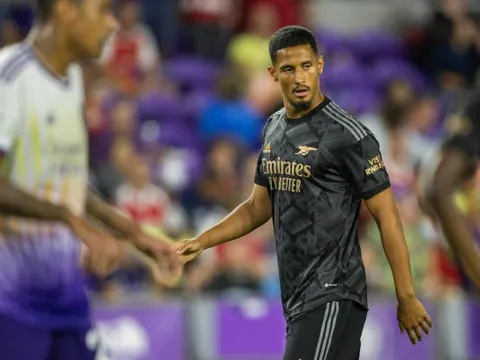 Đại diện Saliba 'đi đêm', Arsenal chưng hửng