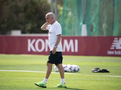 Mourinho từ chối chiêu mộ tiền vệ Chelsea