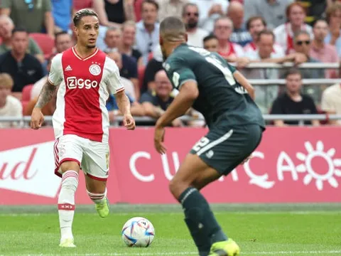 Nổ siêu bom, Ronaldo thấm đòn từ Man United