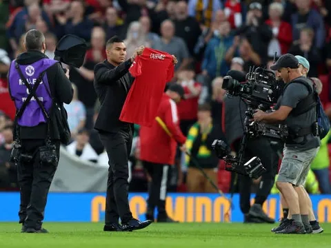 Câu hát về Casemiro vạch trần sự thật ở Liverpool
