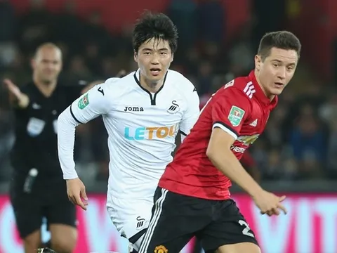 SỐC! Lạm dụng tình dục, cựu sao Premier League bị cảnh sát "sờ gáy"