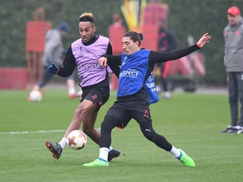 Arsenal chấp nhận mất trắng hậu vệ 27 tuổi