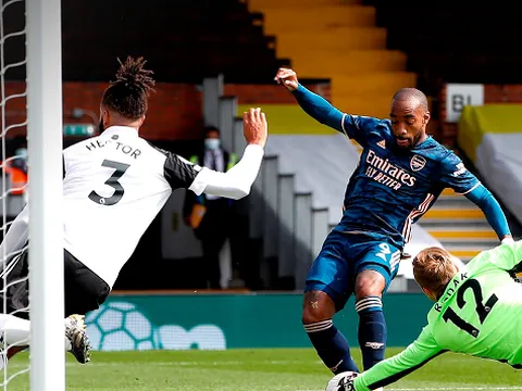 Ghi bàn đầu tiên của mùa giải, Lacazette lập kỷ lục vô tiền khoáng hậu