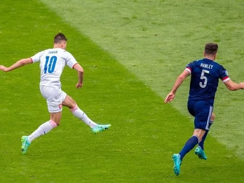 Ghi bàn từ giữa sân, “Ibrahimovic CH Séc” đi vào lịch sử EURO