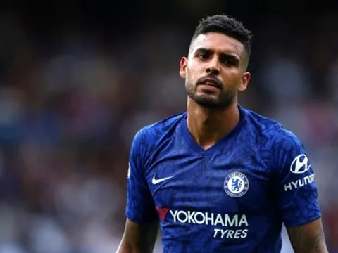 Gia cố hàng phòng ngự, Juventus nhắm sao Chelsea và PSG