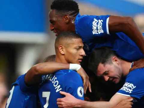 Giành 3 điểm, 'hàng xóm' Liverpool đẩy Man United xuống vị trí 'xui xẻo'