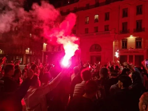 Giành QBV, Benzema được chốn xưa yêu mến cuồng nhiệt