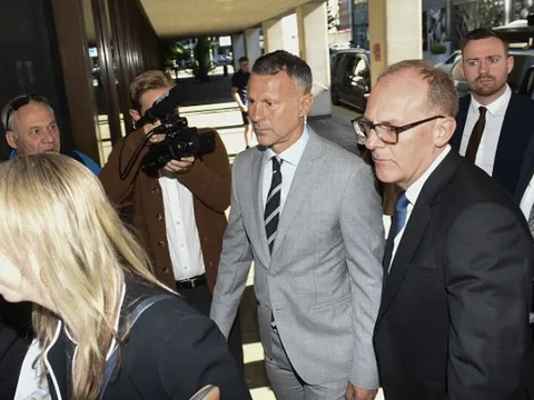 Giggs đọc thơ tại tòa án