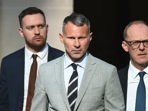 Giggs thừa nhận sống lệch lạc