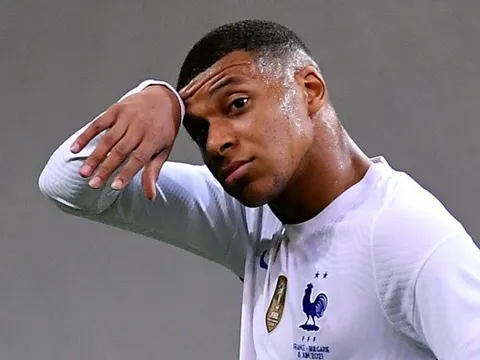 Giroud nói 1 lời, Mbappe tự ái tức giận