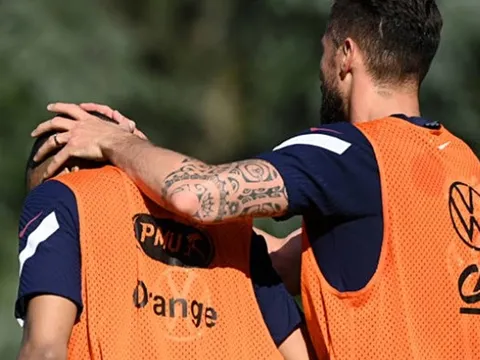Giroud lấy 2 tay ôm đầu, Mbappe bí xị xa cách