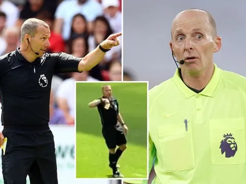 Giữa trận đấu, trọng tài Premier League rút thẻ vàng với các CĐV trên khán đài