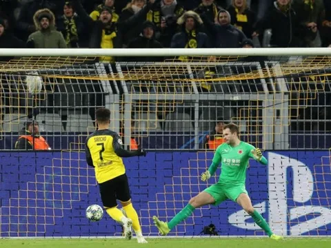 Giúp Dortmund lách qua khe cửa hẹp, "thần đồng" trăm triệu khiến NHM phát cuồng