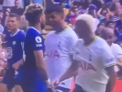 Gỡ hòa phút 90+6, Romero có hành động xấu xí với Reece James