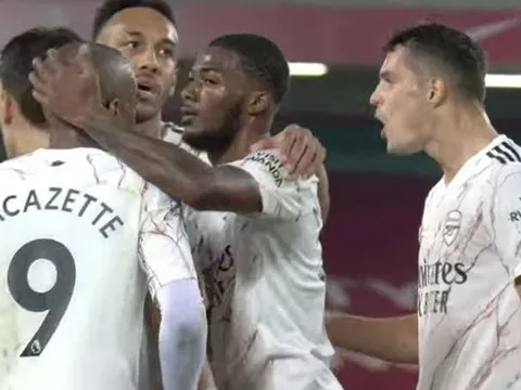 Lacazette vừa mở tỷ số, Xhaka giận dữ gào các đồng đội 2 lần