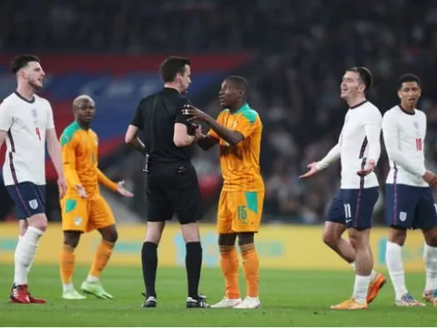 Grealish nói gì trước khi trọng tài rút thẻ đỏ với Aurier?