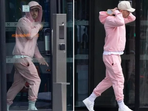 Grealish diện "cây hồng" khi sắp chốt bản hợp đồng 7 con số