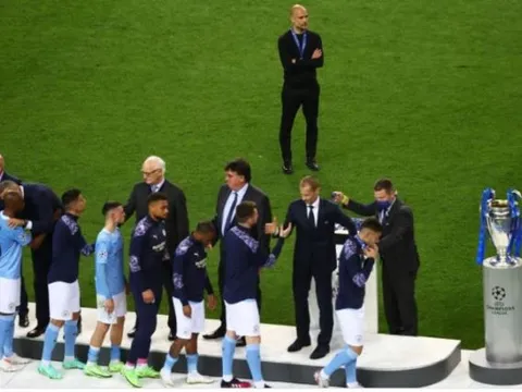 Guardiola 'chết lặng', nhìn Chelsea nâng cao cúp vô địch