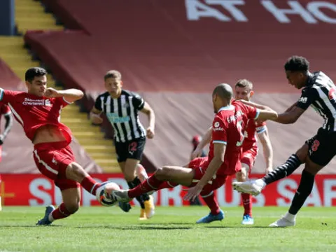 Gục ngã phút bù giờ, Liverpool lỡ mất cơ hội chen chân vào top 4