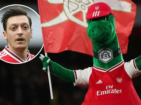 Gunnersaurus tái xuất, Ozil lập tức phá vỡ im lặng