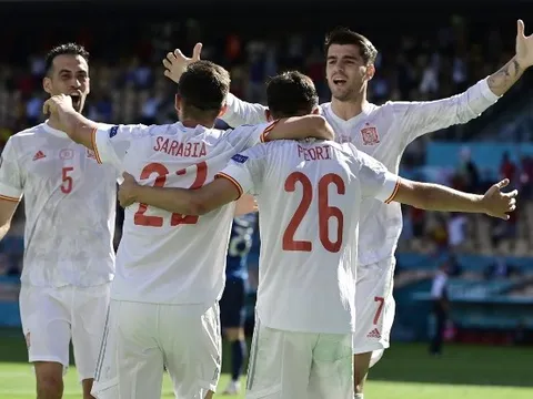 Hạ màn bảng E: Lewandowski chia tay EURO, Tây Ban Nha tự làm khó mình