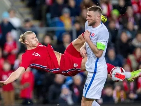 Haaland ngả bàn đèn hụt, Odegaard "hóa" Messi