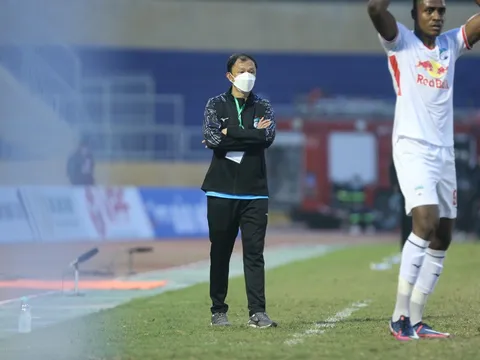 Trợ lý HLV Kiatisuk: HAGL thua vì... thời tiết