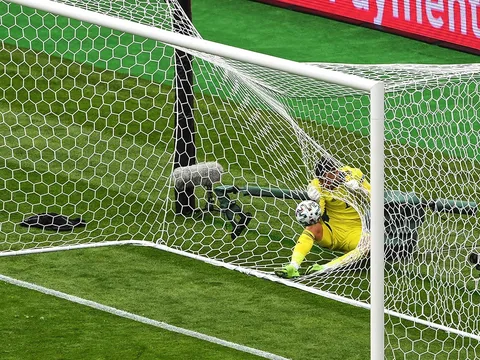 Hài hước thủ môn như "cá mắc lưới" sau cú sút lịch sử ở EURO