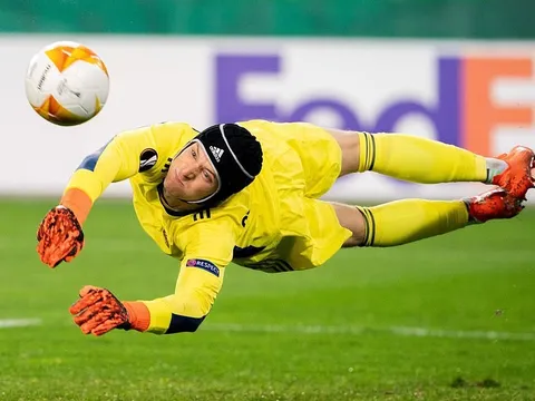 Hài hước với hình ảnh một Petr Cech "ra sân" đối đầu Arsenal