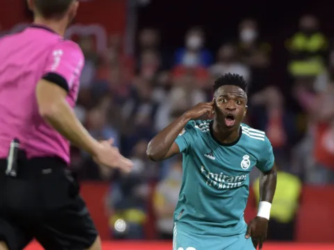 Hai pha bóng gây tranh cãi trong chiến thắng của Real Madrid