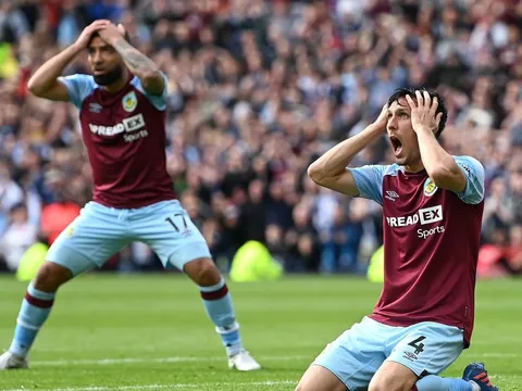 Hai thái cực ngày cuối Premier League; Liverpool việt vị