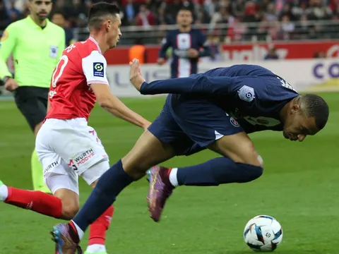 Hakimi bị kẹp cổ; Mbappe đấm người rồi ăn đấm