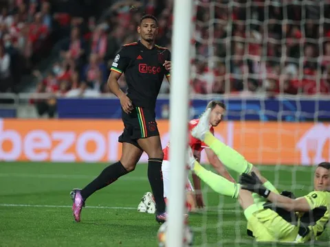 Haller đi vào lịch sử Champions League