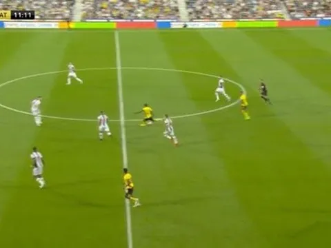 Hàng hot Premier League ghi bàn từ giữa sân