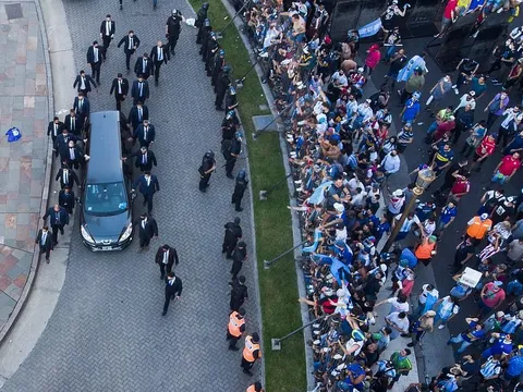 Hàng nghìn người xếp hàng dài tiễn đưa Diego Maradona về nơi an nghỉ cuối cùng