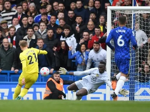 Hàng thủ “mộng du”, Chelsea thua ngược đầy cay đắng