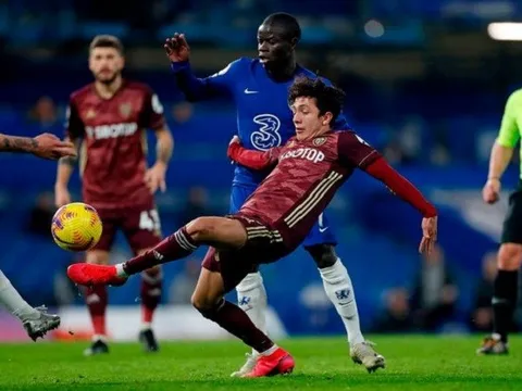 Hành động 'dại dột' của sao trẻ Leeds giúp Chelsea giành chiến thắng