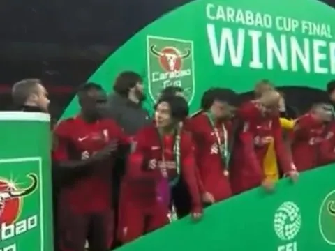 Hành động đẹp của Minamino trong lễ ăn mừng vô địch League Cup