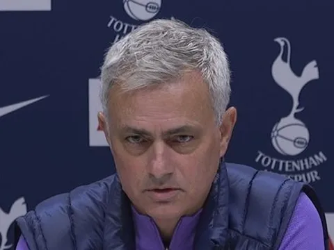 Hành động khó hiểu, Mourinho xin lỗi NHM Tottenham