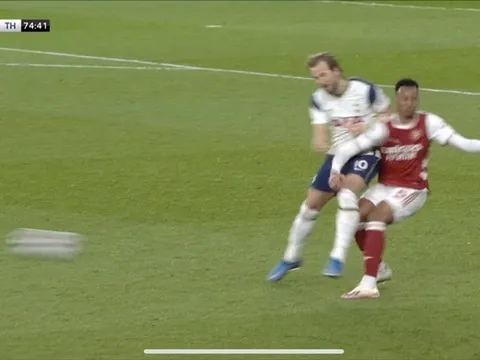 CĐV Arsenal: 'Nếu đó là Xhaka, VAR sẽ lập tức cho dừng trận đấu'