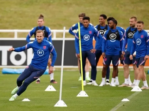 Harry Kane tươi rói, Mason Mount lủi thủi một mình