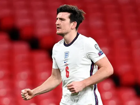 Roy Keane bị trách khi khán giả Anh la ó Maguire