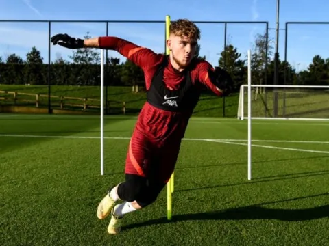 Harvey Elliott đá cháy ra sao trong trận đấu kín của Liverpool?