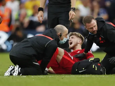 SỐC! Đối thủ vào bóng thô bạo, sao Liverpool gãy gập chân