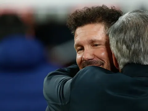 Hắt hủi Klopp & Rangnick, Simeone nói lý do bắt tay Ancelotti
