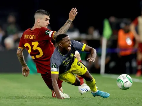 Hậu vệ Roma đấm đồng đội đã thi đấu ra sao trước Feyenoord?