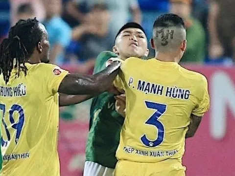 Hậu vệ TP.HCM bị thẻ đỏ vì đấm cầu thủ Nam Định
