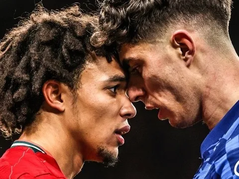 Havertz cụng đầu Alexander-Arnold, sao Liverpool lao vào xô